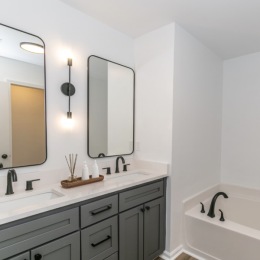 bathroom showing decor and a large mirror